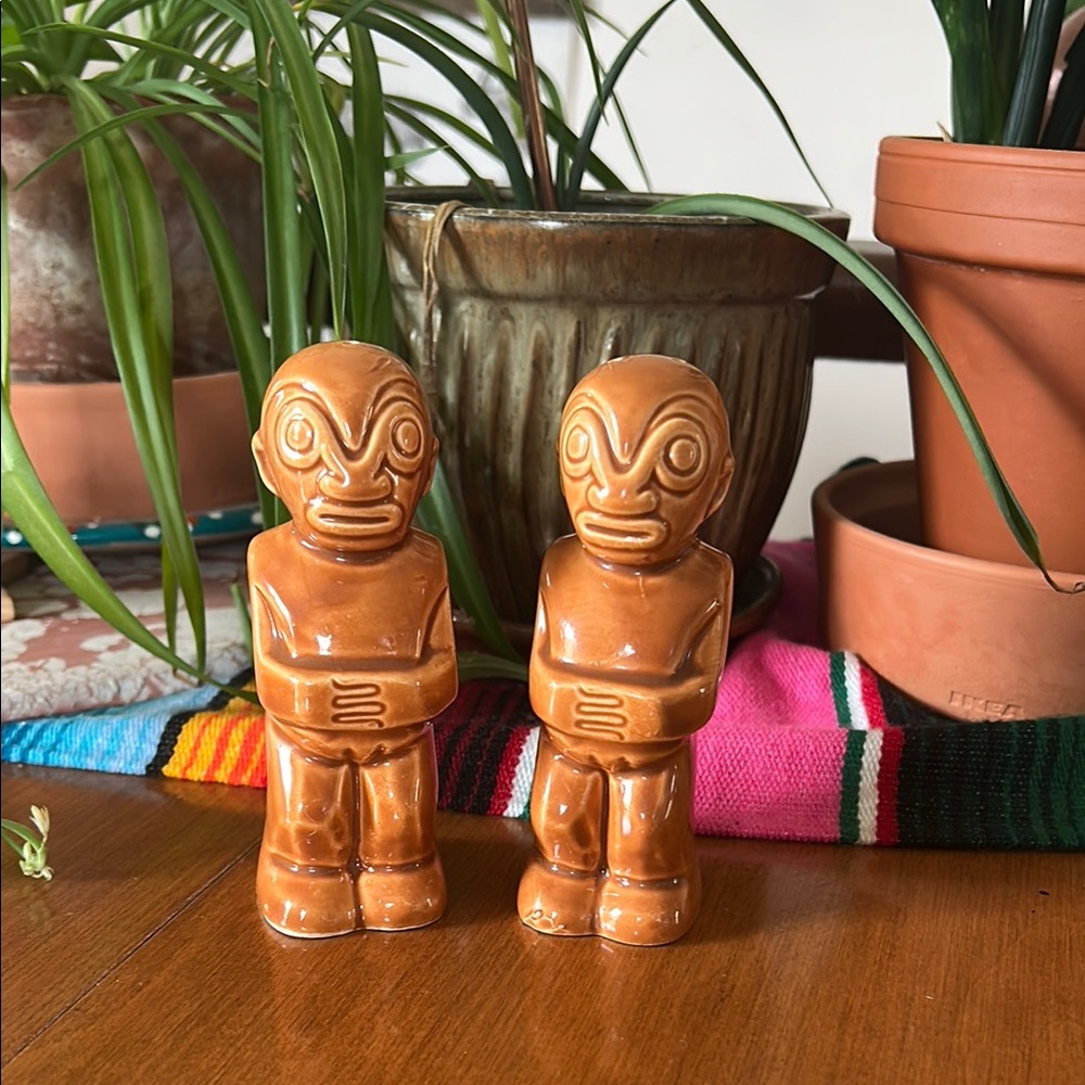 Trader Vics - Salt & Pepper Shaker Set